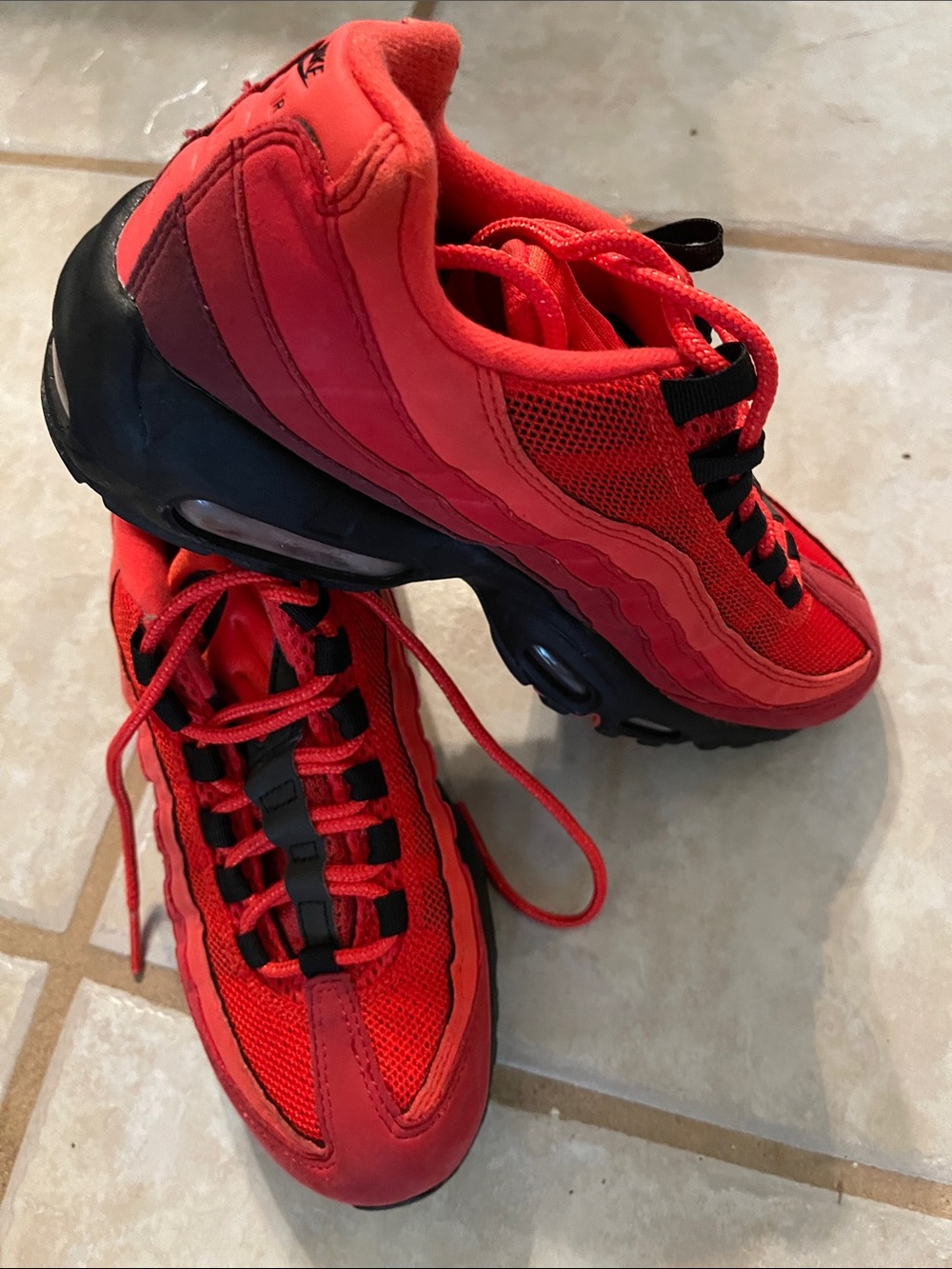 Nike Big Bubble
Red/Black
Size -
Youth 6
Women’s 7.5